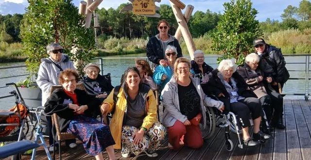 photo  les résidents de l’ehpad henri-raimbault, en vacances au bois aux daims.  &copy;  doc. remis 