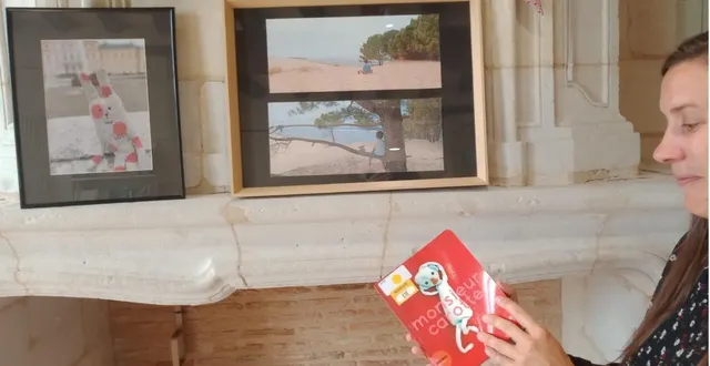 photo  la médiathèque de la ranloue a proposé aux enfants de prendre leur doudou en photo cet été. ils pouvaient s’inspirer du livre d’édouard manceau « monsieur carotte », un doudou qu’il s’est amusé à prendre en photo dans le train, dans son lit, dans son jardin… une vingtaine de photos sont arrivées par mail à la médiathèque, elles ont été imprimées et accrochées au mur de l’espace jeunesse pour une expo visible jusqu’au 16 octobre aux heures d’ouverture. à les voir, les doudous ont été nombreux à partir en vacances, particulièrement à la plage !  &copy;  co 