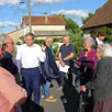 photo  impasse des rosiers, les riverains discutent avec les élus et demandent une limitation de vitesse. 