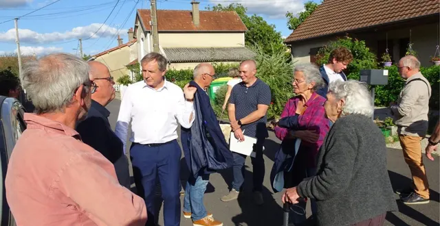 photo  impasse des rosiers, les riverains discutent avec les élus et demandent une limitation de vitesse.  &copy;  ouest-france 