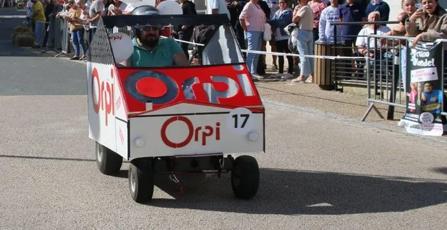 photo  aux abords de la ligne d’arrivée place carnot, les spectateurs s’étaient massés pour admirer le spectacle de la course de caisses à savon.  &copy;  archives ouest-france 