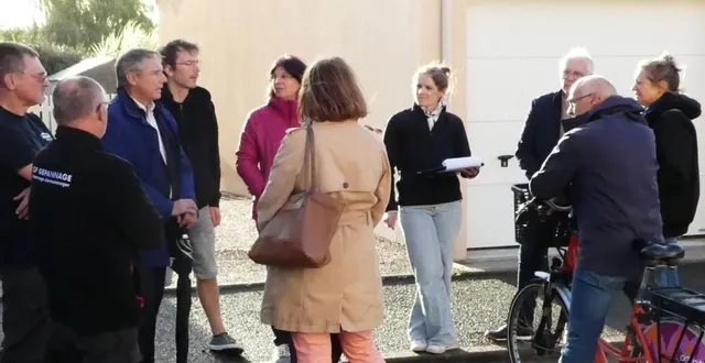 photo  les élus échangent avec cinq habitants de la rue lucie-aubrac.  &copy;  ouest-france 