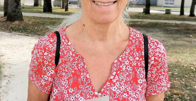 photo  dominique fleurat a en main l’un des seuls clichés du local de la mjc d’alors, dans les années 1972-1981.  &copy;  le maine libre 