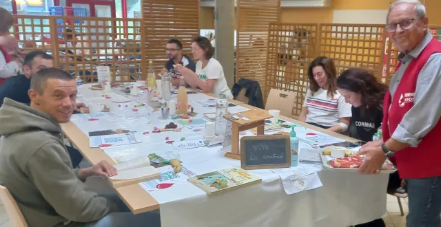 photo  ils étaient une soixantaine d’inscrits à donner leur sang mercredi dernier à l’espace culturel henri-salvador. « le nombre de donneurs ne cesse de diminuer alors que les besoins sont constants », confie l’un des bénévoles de l’association cénomane de la fédération française pour le don de sang. la prochaine collecte aura lieu au même endroit le mercredi 12 novembre de 15 à 19 h. « nous comptons sur un sursaut de mobilisation ». les inscriptions se font sur dondesang.  &copy;  le maine libre 