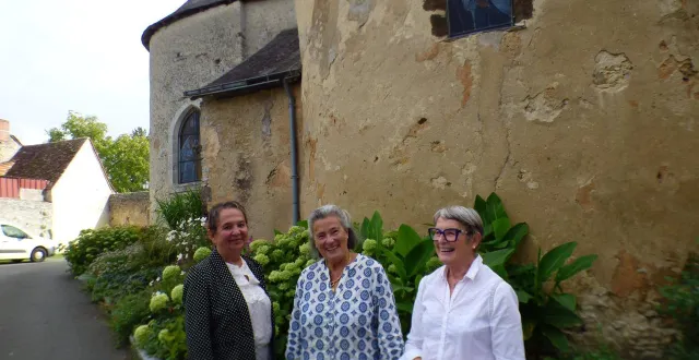 photo  françoise bellat et françoise maillard accompagnent la présidente nicole perdreau à la découverte de l’histoire du village.  &copy;  ouest-france 