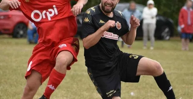 photo  les partenaires de gabin lesage (maillot rouge), défient louviers sur leur pelouse de pierre-daulnay.  &copy;  ouest-france 