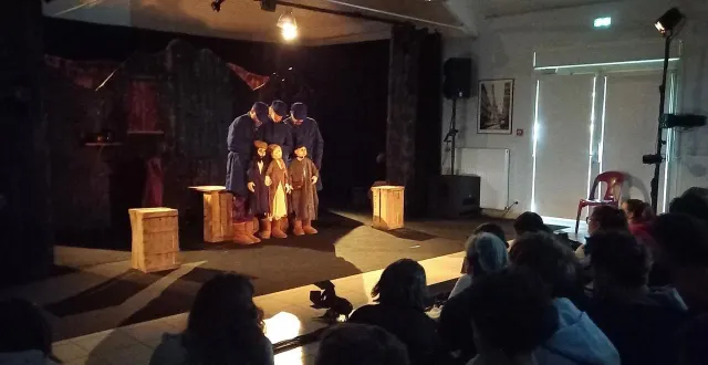 photo  avec les combattants variables, les élèves de la mfr le cèdre ont découvert un spectacle de marionnettes pour ados et adultes.  &copy;  ouest-france 