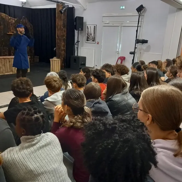 photo avec la compagnie des combattants variables, les élèves de la maison familiale le cèdre ont découvert le conte ce qu’il faut de terre à l’homme, de léon tolstoï.  ©  ouest-france