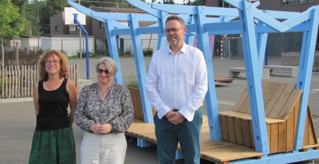 photo  léa bougard, marine morandeau et emmanuel laigneau posent dans la cour, où des îlots colorés ont été installés cet été.  &copy;  ouest-france 