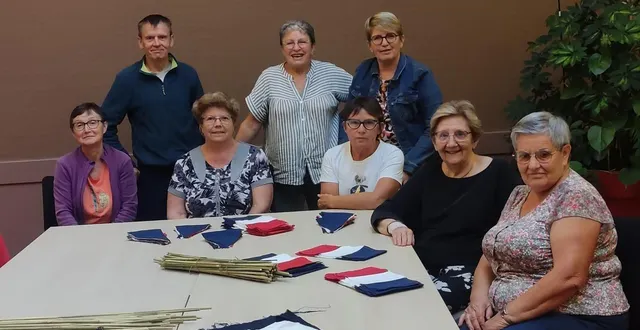 photo  bravo aux bénévoles qui ont confectionné drapeaux et cocardes pour le monument du mois  &copy;  le maine libre 