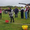 photo  sur les pas de tir, hommes et femmes partagent la passion du ball-trap. 