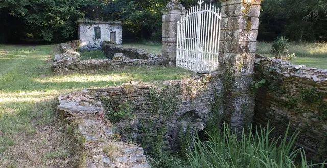 photo  l’entrée du parc, accédant au domaine, sera le point fort de la visite. le saut-de-loup, avant sa restauration.  &copy;  co 