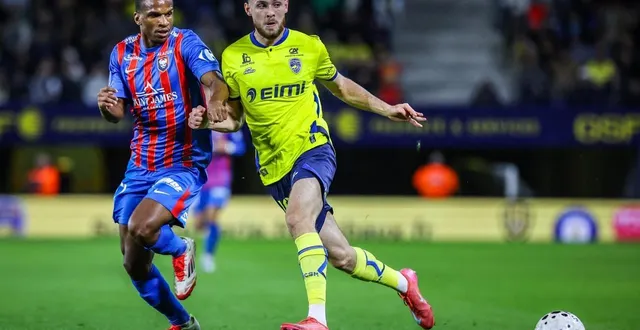 photo  ronny labonne, ici au duel avec le sochalien martin lecolier, a été passeur décisif vendredi 12 septembre 2025 pour son premier match avec malherbe.  &copy;  lionel vadam, l’est républicain/maxppp 