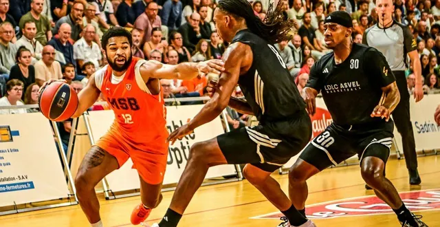 photo  avec un trevor hudgins en verve, le msb a dominé l’asvel, hier, à sablé.  &copy;  le maine libre - yvon loue 