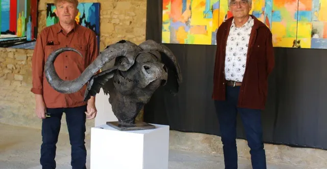 photo  dans le préau, pascal chesneau, à gauche, accompagné de patrick bouleau, devant ses œuvres.  &copy;  le maine libre 