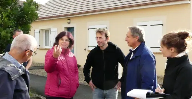photo  les élus sont allés à la rencontre des habitants des quartiers carnac et saint-nicolas.  &copy;  le maine libre 