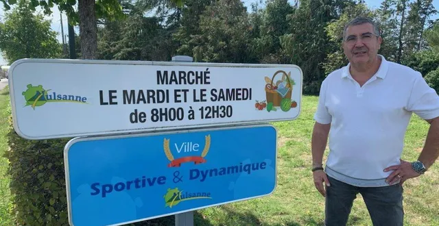 photo  jérôme janouny, adjoint aux sports, devant un des nouveaux panneaux à l’entrée de ville.  &copy;  le maine libre 