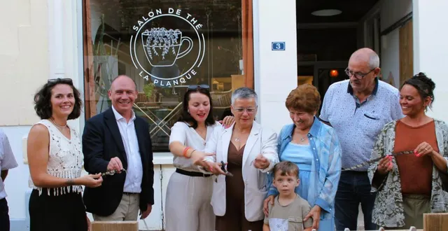 photo  sur la rue privatisée pour l’occasion, fabienne morel et sa fille marine, ciseaux en main, coupent le ruban.  &copy;  le maine libre 