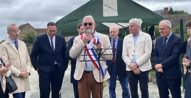 photo  le maire de la chapelle-saint-rémy, dominique édon, entouré des élus venus saluer son engagement pour sa commune ce 13 septembre 2025.  &copy;  le maine libre 