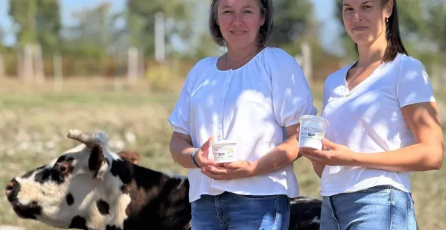 photo  émilie drouin et élodie moreau produisent une crème fraîche crue à partir du lait des normandes de la ferme tout-joly, à rouez-en-champagne.  &copy;  yanne boloh 