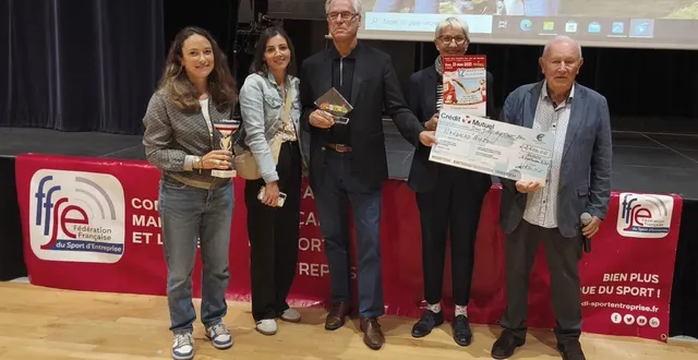 photo  130 bénévoles du marathon-relais inter-entreprises se sont réunis aux ponts-de-cé. alain charance (à droite) a remis un don à l’association handicap' anjou, représentée par monique ribourg, présidente et daniel daguin, vice-président.  &copy;  marathon-relais inter-entreprises 