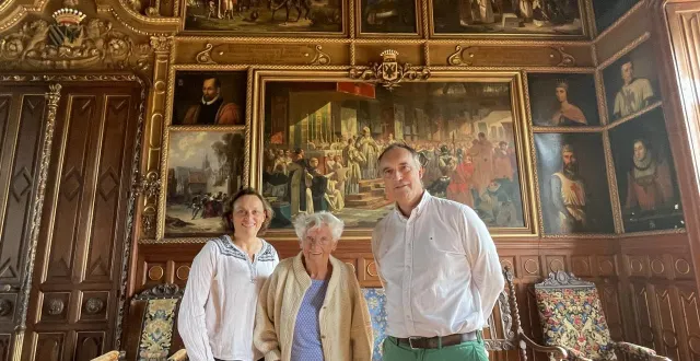 photo  myriam régnauld, son époux guillaume, et sa maman yvette véchambre se préparent à accueillir les visiteurs dans leur château de chanzeaux (chemillé-en-anjou) pour les journées du patrimoine.  &copy;  ouest-france 