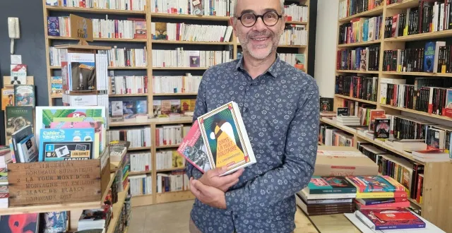 photo  nicolas rivet, propriétaire de la librairie carnets du grand chemin à fresnay-sur-sarthe, présente ses coups de cœur de la rentrée 2025.  &copy;  le maine libre 