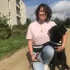 photo  l’angevine marion bourgoin accueille pendant deux ans « apy », futur chien guide d’aveugles, pour lui donner les bases de son éducation. 