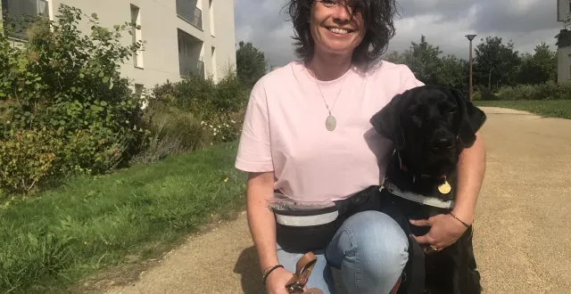 photo  l’angevine marion bourgoin accueille pendant deux ans « apy », futur chien guide d’aveugles, pour lui donner les bases de son éducation.  &copy;  ouest-france 