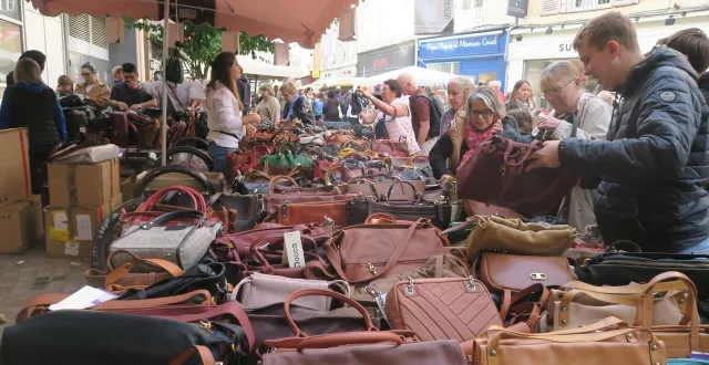 photo  chez arthur et aston, aux jacobins, au mans, chaque braderie attire les amoureux de belle maroquinerie.  &copy;  ouest-france 