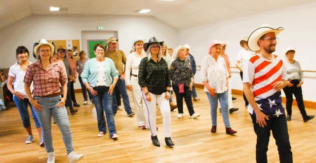 photo  lors de l’opération portes ouvertes, anthony hubert (à droite) a encadré le cours de danse country tandis que cécile dupont (à gauche, en chemise à carreaux) a suivi les participants avec attention.   &copy;  le maine libre 