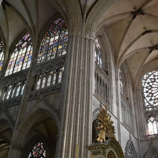 photo d’élégantes colonnettes habillent le chœur. chacune se compose d’une figurine, plus ou moins amusante, plus ou moins belle. originales en tout cas.  ©  stéphane geufroi / archives ouest-france
