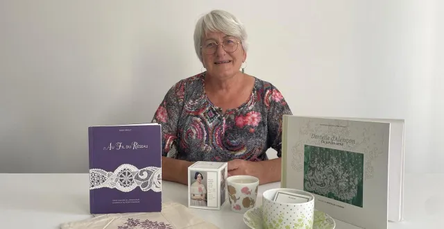 photo  la présidente de l’association de la dentelle au point d’alençon, solange perrot, pose fièrement avec les produits dérivés créés pour mettre en valeur autrement ce patrimoine local.  &copy;  ouest-france 