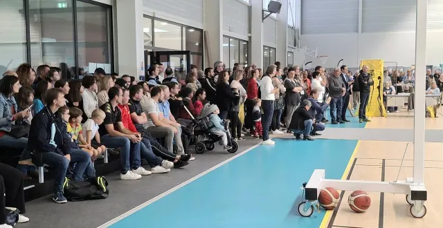 photo  les gradins étaient pleins pour l’inauguration du gymnase intercommunal, construit à coulans-sur-gée (sarthe).  &copy;  ouest-france 