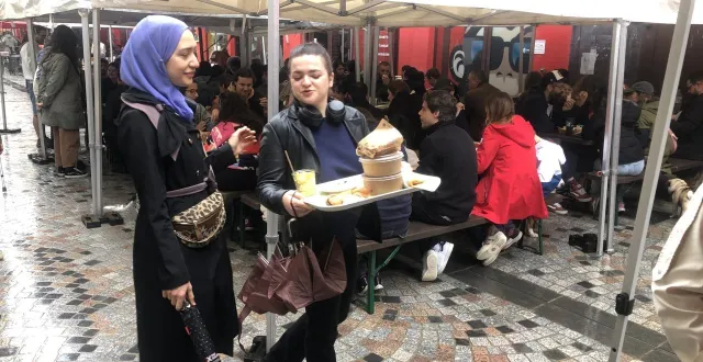 photo  dhouha et héloïse sont venues participer au brunch, ce dimanche 14 septembre 2025 : « c’est bien, ça fait bouger la ville le dimanche. »  &copy;  ouest-france 