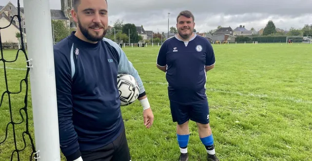 photo  samuel fossey, le gardien au club de foot d’oisseau-le-petit (sarthe) a sauvé un joueur d’une équipe adverse, victime d’un malaise cardiaque lors d’un match amical, fin août 2025. ici avec quentin cesse, président du club.  &copy;  ouest-france 