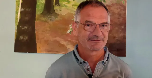 photo  françois xavier bessuges devant une de ses toiles.  &copy;  co 