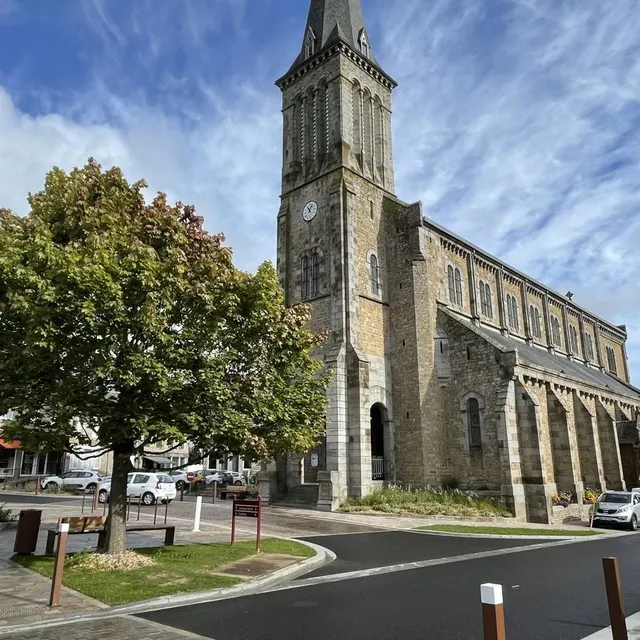photo la place saint-vigor rénovée à athis-de-l’orne, commune déléguée d’athis-val-de-rouvre, en septembre 2025.  ©  ouest-france