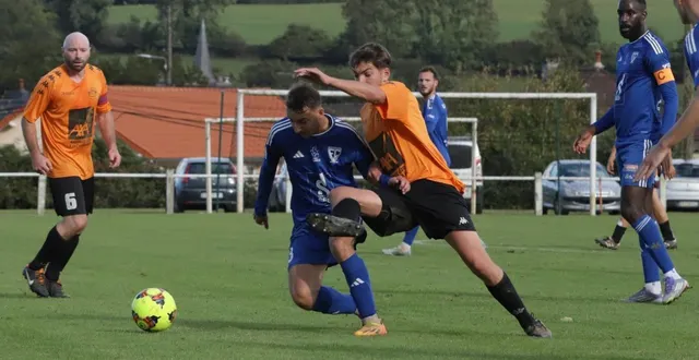 photo  les tinchebrayens d’aurélien dubois (n°6 tango) ont offert une belle résistance aux saint-lois de joël lembo.  &copy;  serge ruer 