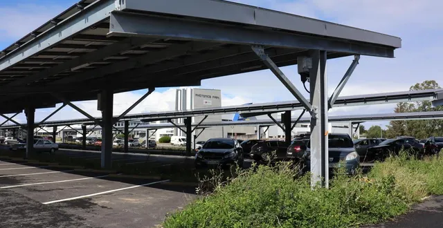 photo  le parking du petit-renard à la flèche (sarthe) va bientôt accueillir des ombrières photovoltaïques. environ deux mois de travaux seront nécéssaires, à partir du jeudi 18 septembre 2025. (photo d’illustration).  &copy;  archives ouest-france 