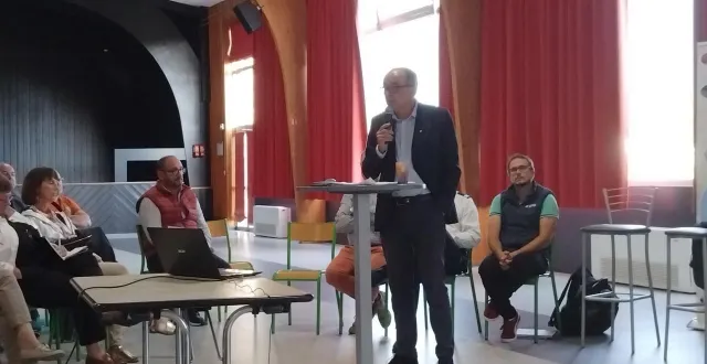 photo  durant plus de trois heures, stéphane terrier a abordé plusieurs thématiques et répondu sans détour aux questions des habitants.  &copy;  ouest-france 