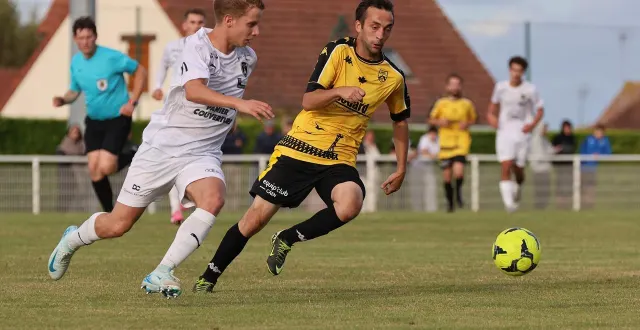 photo  quentin dos santos et courseulles (en jaune) se sont inclinés face à kévin quenea et les ptt caen (en blanc), samedi 13 septembre lors du 3e tour de coupe de france.  &copy;  marc olejnik 