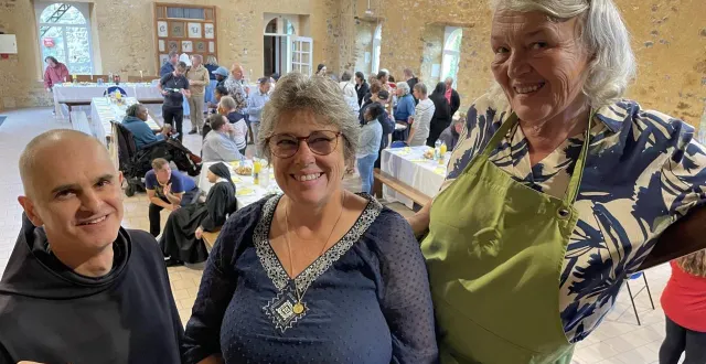 photo  le frère lionel, odile pruvost, une paroissienne, et valérie renoul, propriétaire des chambres d’hôtes du château du plessis-ajou et cheffe cuisinière pour l’occasion, ont organisé un repas pour les personnes dans le besoin, à solesmes.  &copy;  ouest-france 