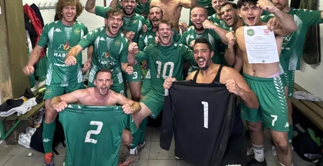 photo  la joie des joueurs de laigné-saint-gervais (d2) après leur qualification face à noyen-sur-sarthe (d1) pour le quatrième tour de coupe de france.  &copy;  colsg 