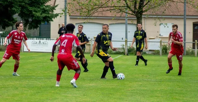 photo  kevin leconte, l’attaquant de pointe de neuville, n’a pas réussi à faire trembler les filets de vertou.  &copy;  le maine libre 