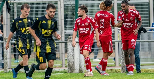 photo  les vertaviens (en rouge) ont fait craquer neuville-sur-sarthe en deuxième période.  &copy;  arnaud despelchain 