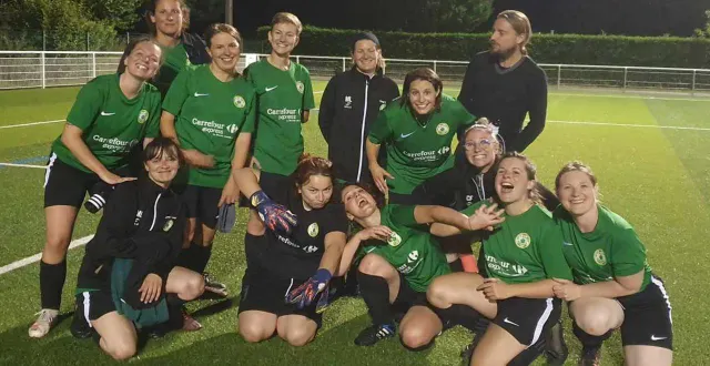 photo  l’équipe féminine loisir et son coach, en haut à droite, simon touches.  &copy;  dr 