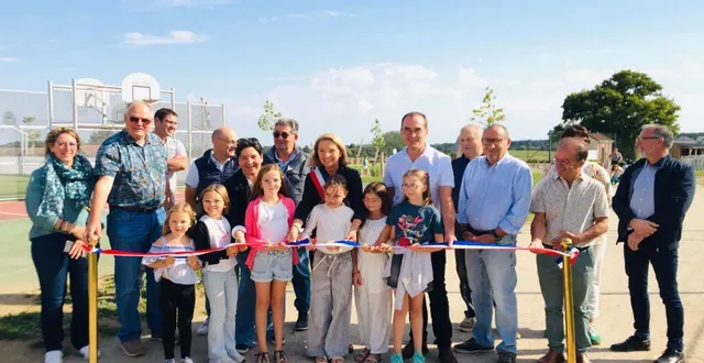 photo  la maire et les élus du territoire maine cœur de sarthe ont inauguré le nouvel espace récréatif et sportif à l’extérieur de la salle omnisports.  &copy;  le maine libre 
