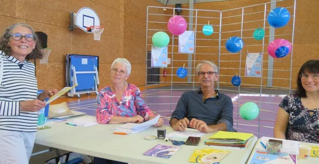 photo  debout, danièle vient de s’inscrire à une séance d’essai à la gym adultes de saint-saturnin. assis, anita, philippe et isabelle membres du nouveau bureau de l’association gym de saint-saturnin. l’association accueille 130 adhérents.  &copy;  le maine libre 