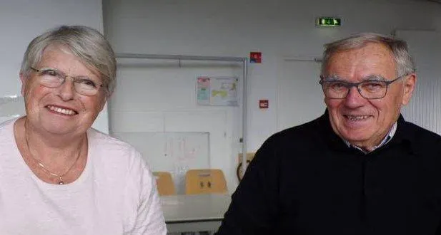 photo  évelyne perroy et bernard grigné-gazon animent l’atelier encadrement.  &copy;  le maine libre 